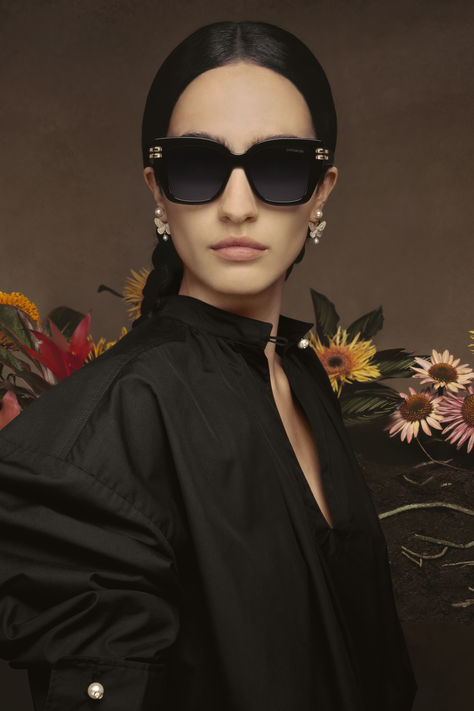 Les nouvelles lunettes de soleil « CDior » issues de la collection Dior Croisière 2024 par Maria Grazia Chiuri sont l’attention parfaite pour les fêtes de fin d’année. Découvrez-les dès à présent sur notre site et dans votre boutique Dior la plus proche, à l’instar des autres modèles iconiques. Dior Cruise 2024, Surrealist Artists, Dior 2024, Sunglasses Cord, Dior Cruise, Alex Pics, Maria Grazia Chiuri, French Fashion Designers, Maria Grazia