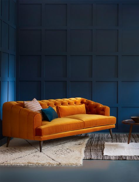 Love the colour contrast of this blue wall and orange velvet sofa Orange Sofa Design, Dark Blue Rooms, Modern Chesterfield Sofa, Sofa Kulit, Sofa Chesterfield, Yellow Couch, Orange Couch, Bedroom Dark, Sofa Green