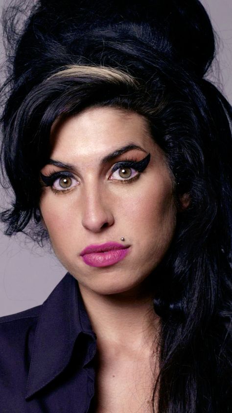 Wallpaper Phone - Amy Winehouse Full HD Amy Wine House Makeup, Amy Winehouse Photos, Amy Winehouse Background, Amy Winehouse No Makeup, Amy Winehouse Wallpaper, Amy Winehouse Makeup, Amy Winehouse Aesthetic, Amy Winehouse Eyes Tattoo, Amy Wine House Portrait