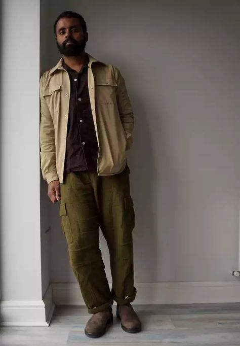 Pants With Chelsea Boots, Shirt Jacket Outfit, Chelsea Boots Outfits, Chelsea Boots Men Outfit, Celana Kargo, Chelsea Boots Outfit, Boots Outfit Men, Tan Shirt, Men Photoshoot