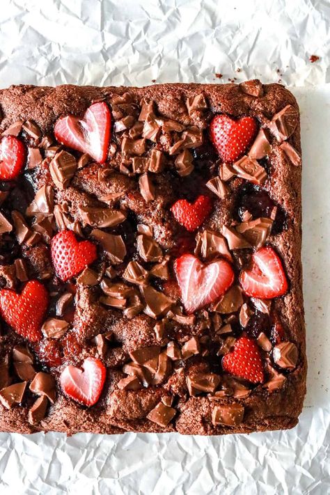 Brownies With Almond Flour, Almond Flour Brownies, Raw Brownies, Strawberry Brownies, Valentines Baking, Swirl Brownies, Brownie Ingredients, Pine Nut, Chocolate Strawberry