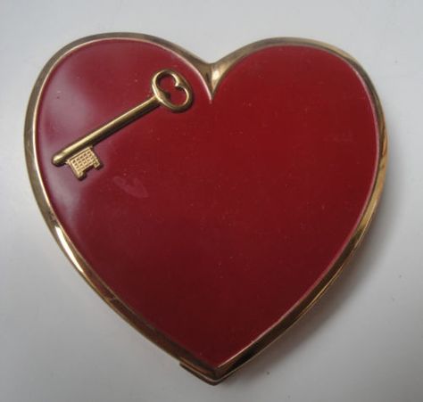 Vintage-Red-Heart-with-Key-Powder-Compact Vintage Makeup Compact, Shiny Aesthetic, Pillbox Ring, Vintage Compact Mirror, Compact Mirror Vintage, Powder Puffs, Vintage Compact, Old Makeup, Nordic Tattoo