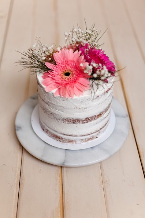 Flower cake Simple Cake With Real Flowers, Real Flower Cake Decorating, Real Flowers On Cake, Birthday Cake With Real Flowers, Real Flower Cake, Fancy Desserts, Easy Cake, Flower Cake, Real Flowers