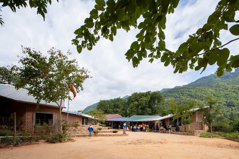 Na Khoang School is located in the middle of a village of a Thai ethnic group - where there is a rich and diverse cultural lifestyle and community activities. Inspired by the design of flowers between the mountains and hills, each roof has a different inclination like a diverse - rhythmic dance. Village Scenery, Village School, Memory Drawing, Field Landscape, Rice Field, Community Activities, Community Space, Construction Management, Mountain Village