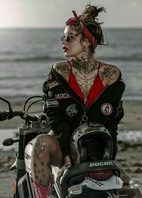 Mujeres Tattoo, Biker Photoshoot, Cafe Racer Girl, Tattoed Women, Bike Photoshoot, Look Rock, Biker Chic, Style Rock, White Tattoo