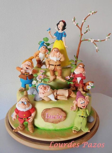 Snow White Cake, Snow White Birthday Party, Dessert Original, Sette Nani, Snow White Birthday, Fantasy Cake, White Cakes, Snow White And The Seven Dwarfs, The Seven Dwarfs