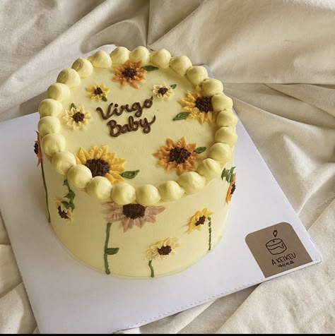 Sunflower Cake Aesthetic, Sunflowers Cake Ideas, Yellow Bday Theme, Birthday Cake Aesthetic Yellow, Yellow Aesthetic Cake, Sun Flower Cake Ideas, Sunflower Bento Cake, Birthday Cake With Sunflowers, Sunflower Mini Cake