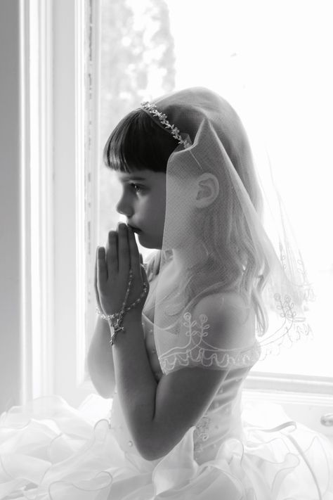 First Communion Portrait First Communion Portraits, First Communion Photo Ideas, Communion Photoshoot, Communion Pictures, Communion Photos, 1st Communion, Foto Poses, Portrait Ideas, First Holy Communion