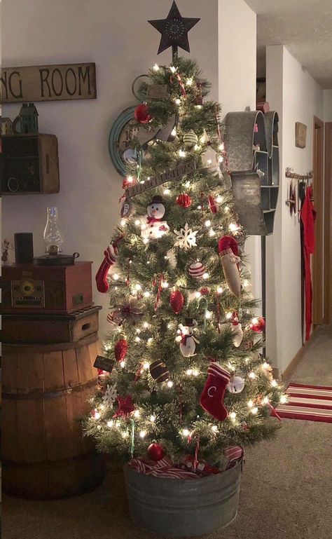 Country Christmas Tree in Wash Tub- farmhouse decorating for christmas. Wash Tub Christmas Tree Stand, Country Christmas Tree Farmhouse, Christmas Tree In Bucket, Christmas Tree In Wash Tub, Farmhouse Style Christmas Tree, Country Christmas Decorations Farmhouse, Western Christmas Tree Stand, Country Christmas Tree Ideas, Christmas Tree In Galvanized Tub