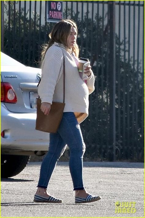 Hilary Duff Maternity Style, Hilary Duff Pregnant Style, Hilary Duff Pregnant, Pregnant Pics, Preggers Style, Pregnant Women Fashion, Big Pregnant, Pregnant Outfits, White Jeans Winter