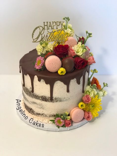 Drip cake with fresh flowers and macarons Chocolate Drizzle Cake, Chocolate Birthday Cake Decoration, Speciality Cakes, Cake With Fresh Flowers, Chocolate Ganache Cake, Specialty Cake, Fresh Flower Cake, Naked Cakes, Birthday Cakes For Men