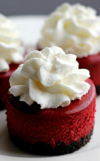 Red Velvet Mini Cheesecake Recipe Cheesecake Red Velvet, Velvet Desserts, Dolci Finger Food, Mini Cheesecake Pan, Red Velvet Desserts, Mini Cheesecake Recipes, Red Velvet Cheesecake, Oreo Dessert, Cheesecake Bites