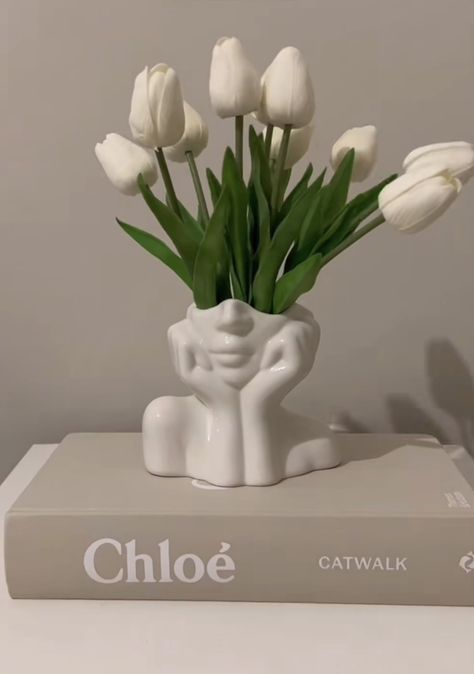 Body Vase, Ceramic Face, Face Flower, White Room Decor, House Interior Design Styles, Face Vase, College Apartment Decor, Table Decor Living Room, Tulips In Vase