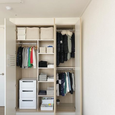 Bedroom Closet Shelves, Small Closet Storage, Small Room Organization, Home Decor Wallpaper, Minimalist Closet, Wardrobe Room, Small Bedroom Designs, Dekorasi Kamar Tidur, Wardrobe Furniture