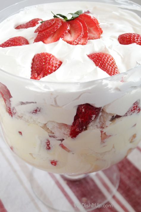 Easy Strawberry Trifle Strawberry Cheesecake Trifle Recipe, Strawberry Cheesecake Trifle, Recipes Apples, Shortcake Trifle, Fruit Breads, Strawberry Shortcake Trifle, Strawberry Trifle, Cheesecake Trifle, Christmas Meals