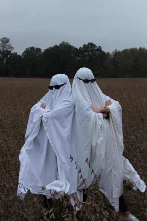 Ghost Pics With Friends, Ghost Photoshoot Ideas, Ghost Friends, Ghost Photoshoot, Sheet Ghost, Ghost Photography, Pumpkin Photos, Halloween Photography, Ghost Costume