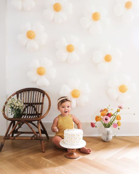 angela hardison on Instagram: “One year! Happy birthday to our baby, our sunshine girl, our Dottie Dot ✿” Balloon Garland First Birthday, Flower Balloon Garland, Daisy Flower Balloon, Groovy First Birthday, First Birthday Decor, Peach Baby Shower, Daisy Party, Backdrop Wall, First Birthday Themes