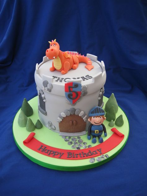 Dragon & knight cake Knight Cake, Dragon Birthday Cakes, Castle Birthday Cakes, Cake Paris, Dragon Cakes, Knight Party, Dragon Cake, 4th Birthday Cakes, Castle Cake