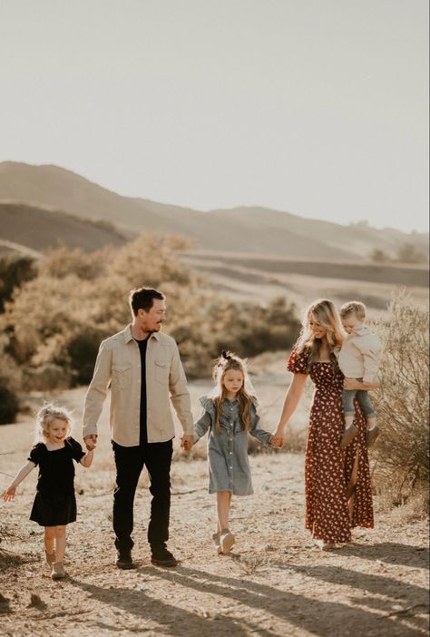 Family Photos With Floral Dress, Boho Family Photoshoot Outfit Casual, Rust And Denim Family Pictures, Family Photo Outfits Fall Mountains, Family Pictures Black And Tan, Fall Desert Photoshoot Family, Casual Outfits Family Photos, Men Family Picture Outfit, Boho Family Outfits