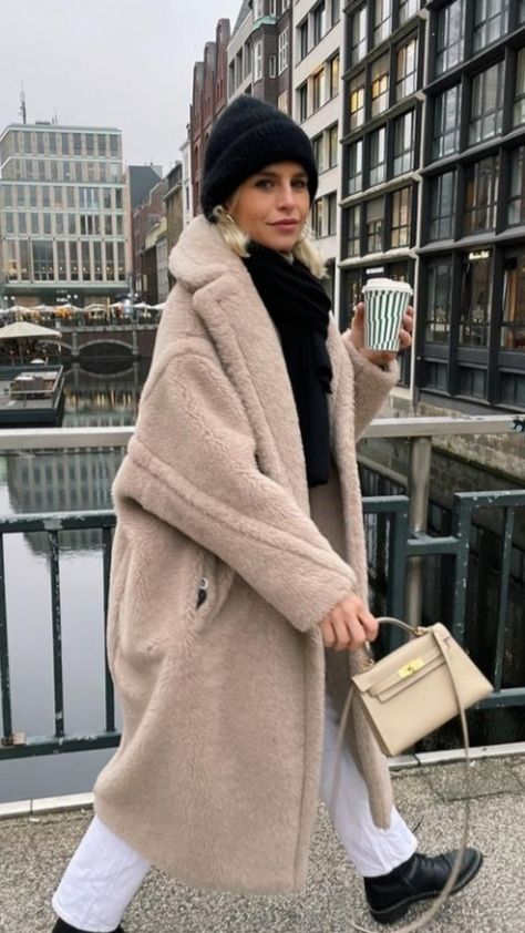 Maxmara Teddy Coat, Max Mara Teddy Coat Outfit, Cream Teddy Coat Outfit, Beige Teddy Coat Outfit, Teddy Bear Coat Outfit, Cream Fur Coat, Max Mara Teddy Coat, Teddy Coat Outfit, Beanie Outfit