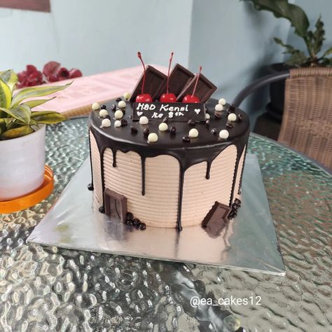 Cake Ultah Coklat, Simple Anniversary Cakes, Tips Study, Cake Simple, Korean Cake, Simple Cake Designs, Chocolate Cake Decoration, Cake Decorating Frosting, Cake Decorating Videos