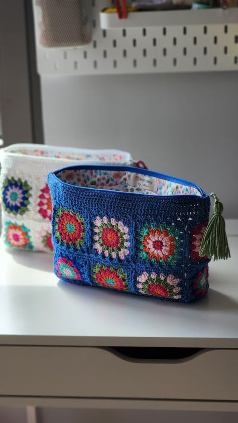 Crochet Granny Square Clutch, Makeup Crochet Bag, Granny Square Clutch Pattern, Crochet Toiletry Bag, Granny Square Zipper Pouch, Small Granny Square Projects, Crochet Granny Square Pouch, Crochet Makeup Pouch, Small Crochet Pouch