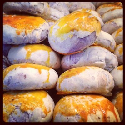 Halayang Ube Recipe, Filipino Bread Recipe, Filipino Sweets, Philippine Cuisine, Filipino Snacks, Pinoy Dessert, Ube Recipes, Filipino Food Dessert, Yam Or Sweet Potato