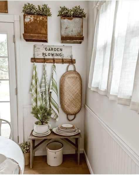 Antique Farmhouse Decor, Cozy Homes, Liz Marie, Liz Marie Blog, Home Decor Aesthetic, Aesthetic Home Decor, Home Decor Living Room, Aesthetic Home, Cozy Decor