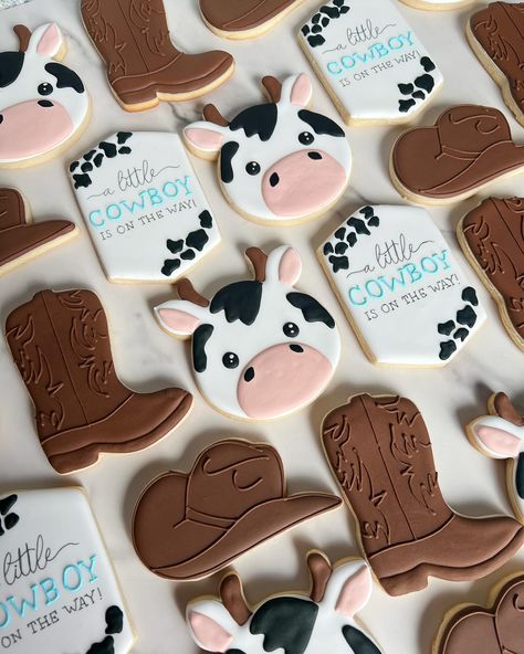 Of course some cookies to go along with with cake for baby cowboy on his way.! #cowboycookies #sugarart #edibleart #sugarcookies #angiesweetcreations #galletasdecoradas #galletaspersonalizadas #royalicingcookies #santaanasweets #cowboydesserts #babyshowercookies January Baby Shower, Cake For Baby, Cowboy Cakes, Onesie Cookies, January Baby, Cowboy Cookies, Cowboy Baby Shower, Baby Shower Treats, Cowboy Baby