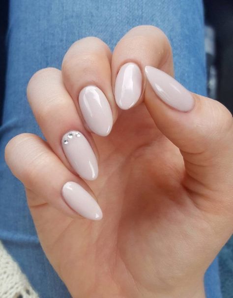 Here we can see how small details as this three rhinestones on ring finger can enrich simple manicure as this in the picture. Oval Nail Art, Her Nails, Almond Nails Designs, Almond Nail, Super Nails, Round Nails, Trendy Nail Design, Oval Nails, Prom Nails