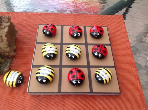 Painted Rock Animals, Stone Art Painting, Tic Tac Toe Game, Painted Rocks Diy, Rock Painting Designs, Stone Crafts, Tic Tac Toe, Diy Crafts For Gifts, Nature Crafts