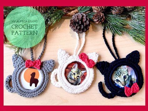 Crochet Cat Ornament, One Hour Crochet Projects, Crochet Photo Frame, Crochet Picture Frame, Diy Crochet Animals, English Terms, Crochet Pattern Cat, Frame Ornaments, Ornaments Crochet