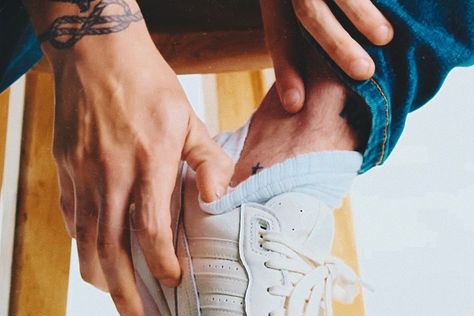 Louis Tomlinson Tattoos, Ocean Blue Eyes, One Direction Concert, Louis Williams, Ankle Tattoo, Louis Tomlinson, A Series, Hand Tattoos, White Sneaker