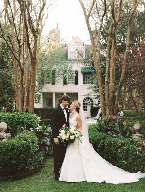 A Classic Garden Wedding in Covington, Louisiana Classic Garden Wedding, Louisiana Wedding Venues, Covington Louisiana, Louisiana Wedding, Tent Set Up, Garden Chic, Couture Cakes, Bella Bridesmaid, Classic Garden