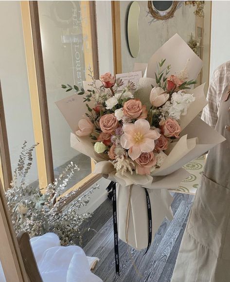 Beige Flower Bouquet, Beige Bouquet, Makeup Bouquet, Flower Boquet, Giving Flowers, Luxury Flower Bouquets, Prettiest Bouquet, Vintage Bouquet, Boquette Flowers