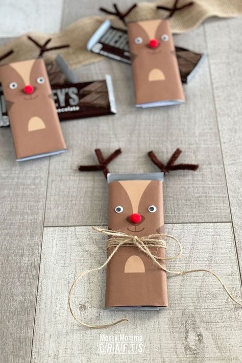 Candy Bar Reindeer, Xmas Goodie Bags Ideas, Diy Christmas Goodie Bags For Adults, Christmas Treat Bags For Kids, Christmas Candy Bags Ideas, Cheap Kids Christmas Gifts, Christmas Candy Bar Wrappers, Christmas Favors Diy, Candy Bar Gifts