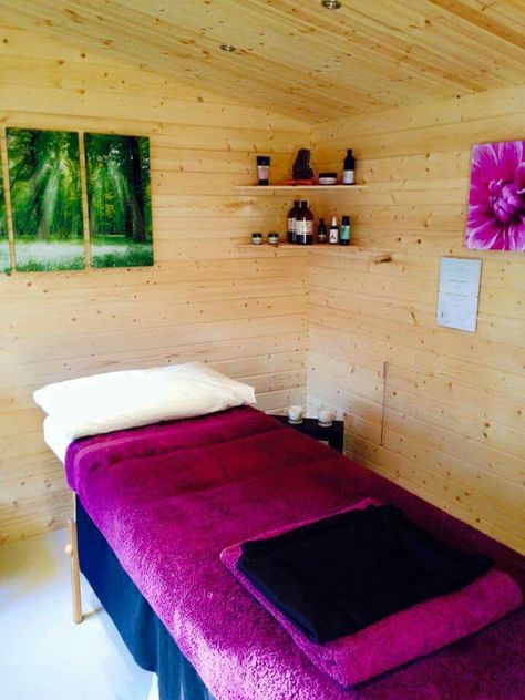 Different ideas Shed Salon Ideas, Massage Room Colors, Nail Salon Ideas, Healing Room Decor, Reiki Room Decor, Crystal Healing Room, Beauty Treatment Room, Mobile Clinic, Caravan Design