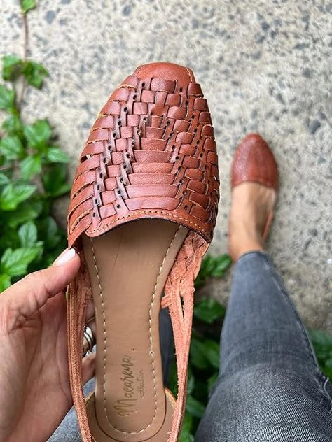 Simplistic Fashion, Huaraches Outfit, Closed Toed Shoes, Mexican Huaraches, Mexican Shoes, Boho Shoes, Wardrobe Makeover, Huarache Sandals, Mexican Style