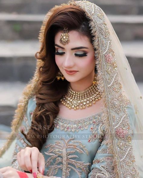 Pakistani Engagement Hairstyles, Shadi Ideas, Barat Dress, Latest Bridal Makeup, Bridal Makeup Videos, Pakistani Bridal Hairstyles, Elegant Maxi Dresses, Wedding Wallpaper, Hijab Dp