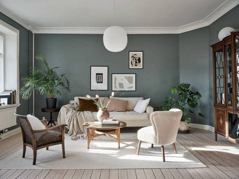 Home with deep green walls Deep Green Walls, Green Walls Living Room, Sage Green Living Room, Dark Green Living Room, Stylish Living Room Furniture, Light Colored Furniture, Green Living Room, Coco Lapine Design, Sage Green Walls