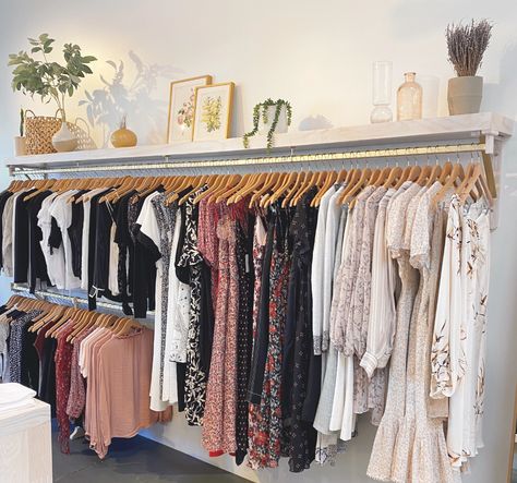 Femelle Boutique Clothing Store Design, Clothing Boutique Decor, Boutique Layout, Minimalist Apartment Interior, Boutique Store Displays, Vintage Thrift Stores, Clothing Store Displays, Boutique Clothing Store, Retail Space Design