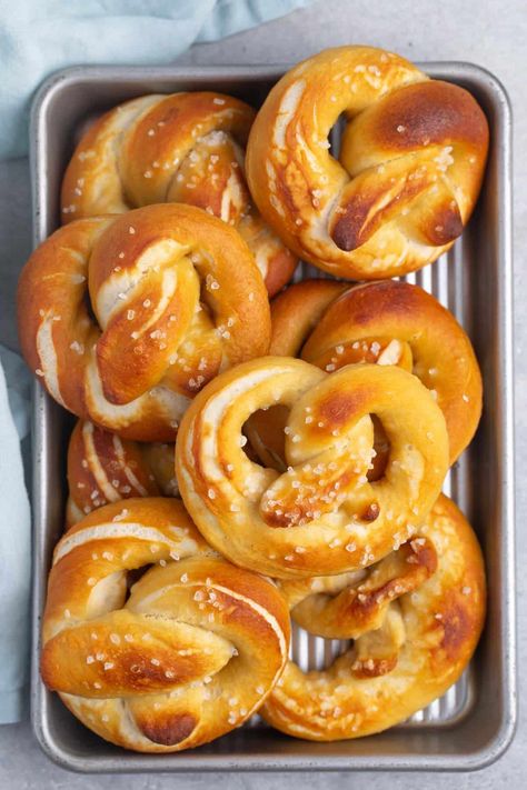 Craving soft, doughy pretzels from scratch? This easy homemade soft pretzel recipe is a game-changer! You'll be stunned at how simple it is to make these salty, chewy treats from scratch. Perfect for snacking or dunking in your favorite dips! Aunt Annies Pretzel Recipe, Whole Wheat Pretzel Recipe, Homemade Pretzels Recipe, Pretzel Recipes, Auntie Anne, Homemade Pretzel, Pretzel Recipe, Soft Pretzel Recipe, Baking Soda Bath