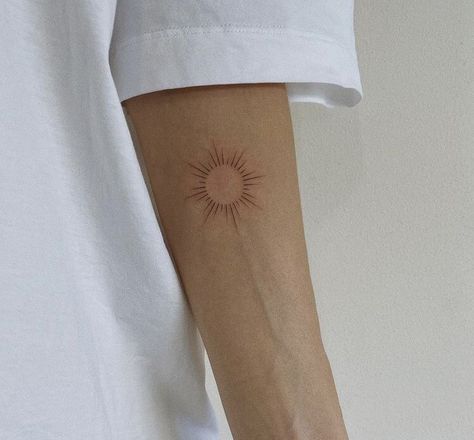 Sun Tattoo Design, Tattoos Feminine, Sun Tattoo Designs, Muster Tattoos, Petite Tattoos, Sun Tattoos, Greek Tattoos, Classy Tattoos, Discreet Tattoos