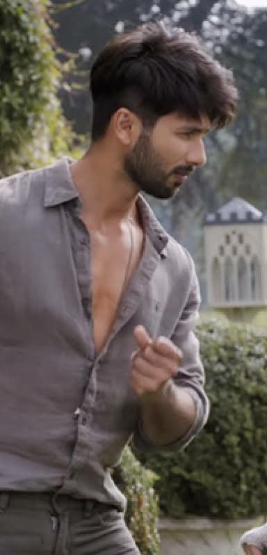 Shahid Kapoor Hairstyle, Indian Hairstyles Men, Formal Hairstyles Men, Boho Men Style, Men Fade Haircut Short, Short Hair With Beard, Small Chest Tattoos, Amazing Funny Facts, Mens Fade