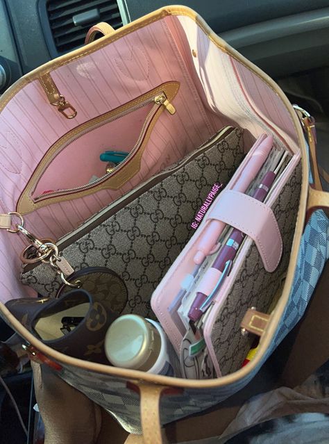 Girly Purse Essentials, Big Purse Aesthetic, Everyday Bag Essentials, Pretty School Supplies, What's In My Purse, Backpack Essentials, Inside My Bag, Luxury Bags Collection, Pink Lifestyle