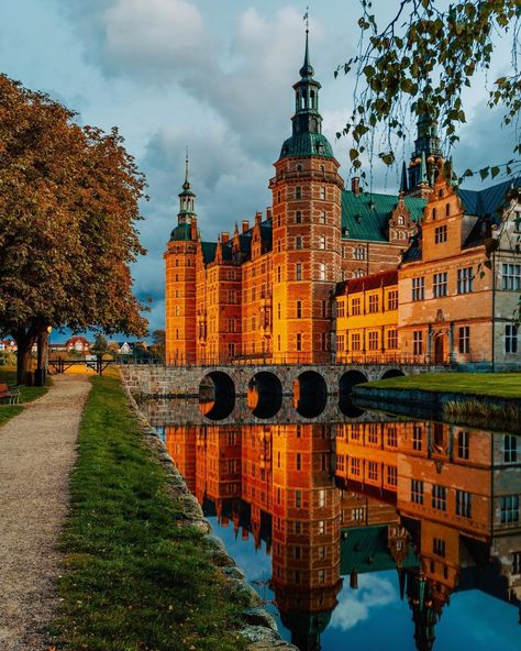 Architecture Hub on Twitter: "Frederiksborg Castle. Hillerød, Denmark https://t.co/yNWVURpDVS… " Castles To Visit, Brick Art, Royal Residence, Great Life, Beautiful Places In The World, Manor House, Travel Goals, Pretty Places, Scandinavia