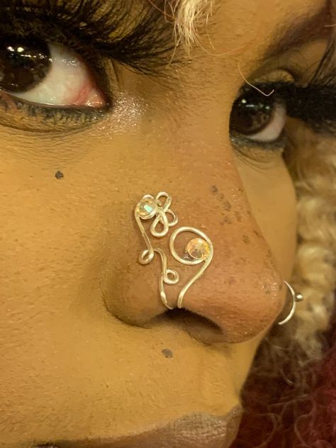 Nose cuff no piercing needed Nose Piercings With Chain, Nose Piercing Styles, Nose Ring Cuff, Nose Piercing Chart, Nose Piercings On Both Sides, Nose Piercing Inspo, Nose Ring Aesthetic, Aesthetic Ear Piercings, Nose Piercing Aesthetic