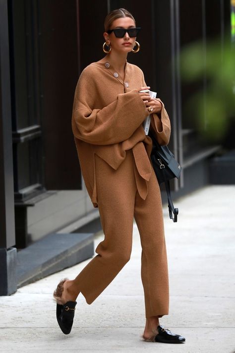 Hailey Bieber's Street Style and Her 5 Outfit Essentials Hailey Bieber Street Style, Hailey Baldwin Style, Mode Shoes, Look Adidas, Estilo Indie, Skandinavian Fashion, Pullover Outfit, Winter Capsule, Looks Street Style