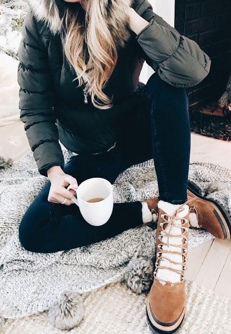 Trending Winter Boots, Outfit Invierno, Trending Boots, Shearling Boots, Cold Weather Outfits, Casual Winter Outfits, Boots Outfit, Winter Looks, Outdoor Outfit