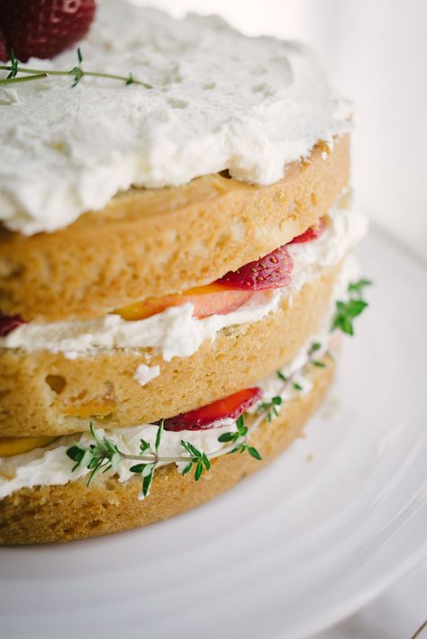 Peach Buttermilk, Nice Cake, Buttermilk Cake, Cheap Clean Eating, Summer Baking, Peach Cake, Salty Cake, Layer Cakes, Strawberry Cakes